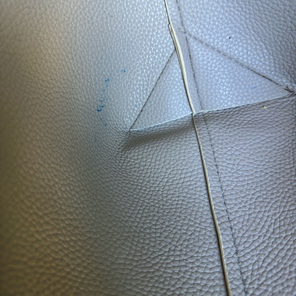 Guess pale pink Tote
Fabulous condition...approx 18" x 10" bottom base 12"by 5" - Picture 7 of 9